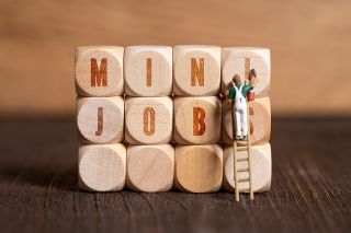 Foto: Holzwürfel mit Aufschrift Miniob