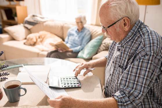 Foto: Rentner tippt auf Taschenrechner